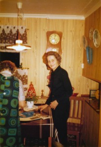 Mormor Karin i svart, hemma hos mormor Stina (som syns bakifrån).